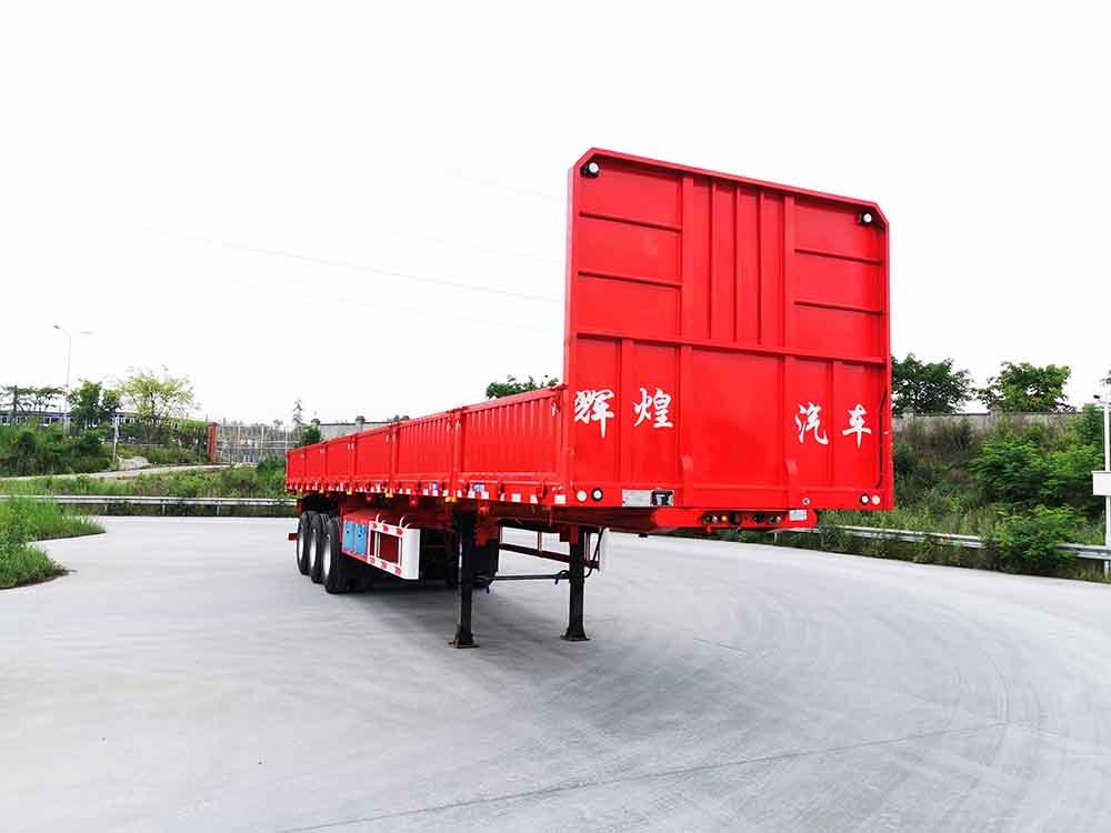 Structural characteristics of flatbed rear-flip semi-trailer